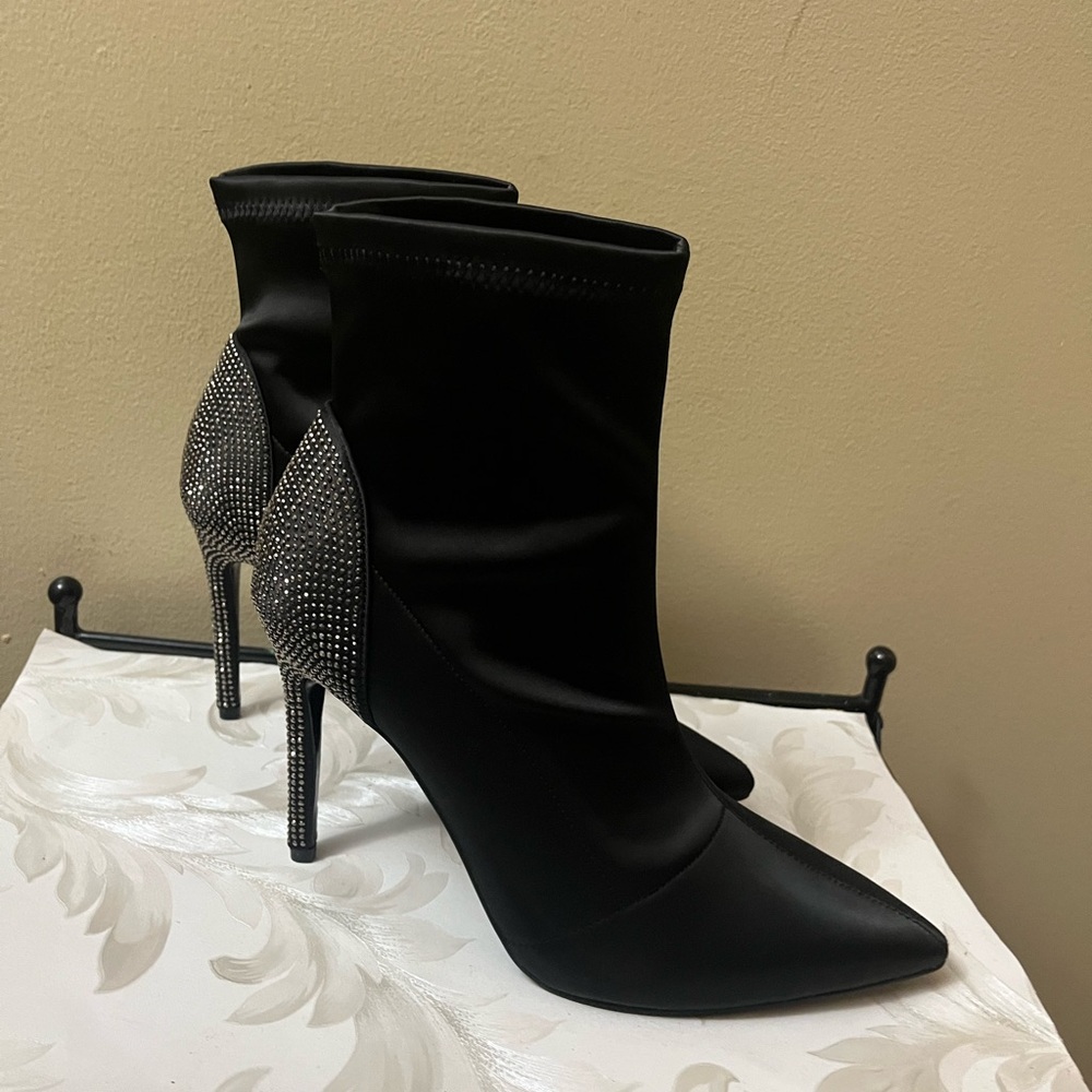 🆕.. Elegant Black Studded Ankle Boots 7.5  NWT
